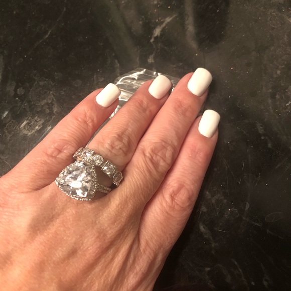 Retired- Swarovski Crystal wedding or anniversary ring set - Picture 2 of 13